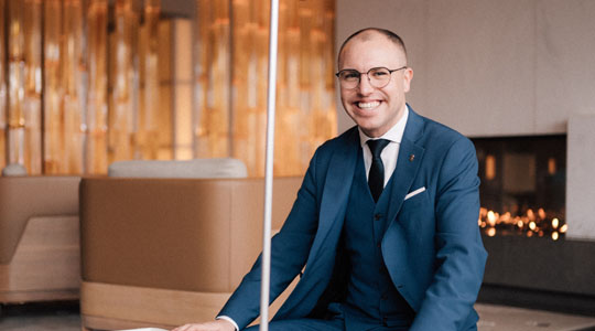 Mitarbeiter mit Anzug im Ritz Carlton Wolfsburg