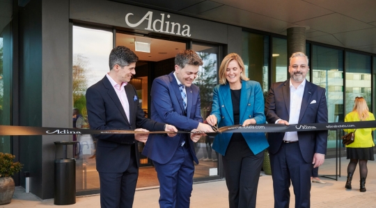 Feierliche Eröffnung eines Adina Hotels mit Gästen und Karrieremöglichkeiten bei Adina Jobs