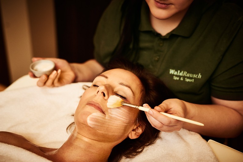 Fachkraft Kosmetik und Wellness (m/w/d) in Voll- oder Teilzeit