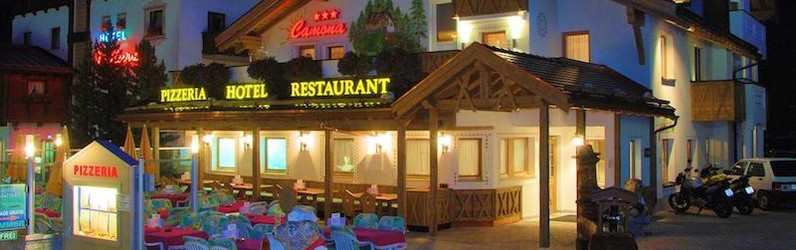 MITARBEITERPAAR  / Abwäscher  und Zimmermädchen