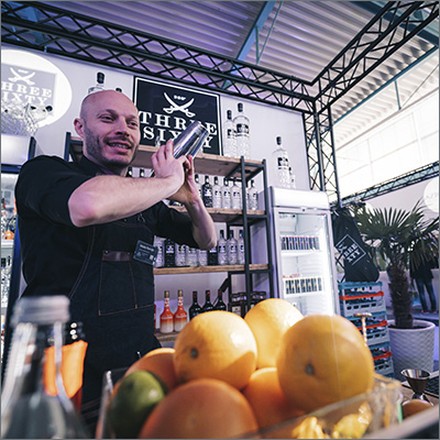 Barkeeper mixt Cocktails Barkeeper mixt Cocktails