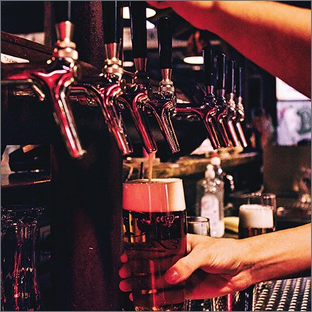 Mehrere Zapfhähne an Bobs Theke Mehrere Zapfhähne an Bobs Theke