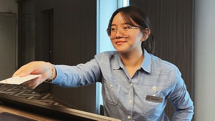 Auzubi Divya Ramjali Auzubi Divya Ramjali liebt die Arbeit an der Rezeption des Sheraton Düsseldorf Airport Hotel, sie kann ihre umfassenden Sprachkenntnisse einsetzen.