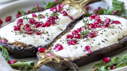gebratene Aubergine mit Tahini-Joghurt gebratene Aubergine mit Tahini-Joghurt