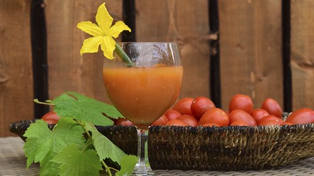 Im Friðheimar dreht sich alles um die Tomate – auf dem nachhaltigen Hof werden Gäste im Gewächshaus mit eigenen Erzeugnissen verköstigt. Im Friðheimar dreht sich alles um die Tomate – auf dem nachhaltigen Hof werden Gäste im Gewächshaus mit eigenen Erzeugnissen verköstigt.