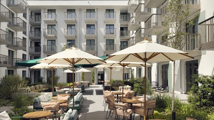 Dining Lounges Dining Lounges und bequeme Sitzecken bringen die Gäste beim gemeinsamen Genießen noch näher zusammen.
