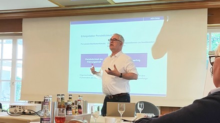 HerzogsPark Das HDV-Camp im Landhaus Wachtelhof in Rotenburg an der Wümme: (l.) Camp- Leiter Prof. Dr. Stefan Huf in Aktion. (r.) Das zweite Camp fand im Hotel HerzogsPark in Herzogenaurach statt.