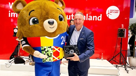 Jürgen Gangl und Albärt Freuen sich gemeinsam über den Ehrenpreis des Tourismusausschusses im Bundestag: Jürgen Gangl, 1. Vorsitzender der HDV, und Albärt, offizielles Maskottchen der UEFA EURO 2024.