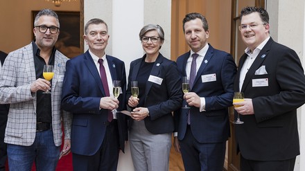 HDV beim Parlamentarischen Abend Die HDV beim Parlamentarischen Abend im Bundestag: Daniel Hain, Mercure Hotel Hamburg City, Prof. Dr. Jörg Soller, Catrin Neuffer, Dominik Ritz, Schlosshotel Kronberg, Philipp Lennartz, Hotel Landhaus Wachtelhof (v. l.).