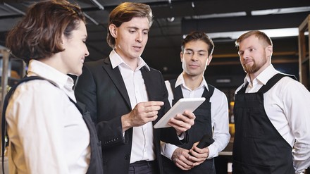 Einsatzleiter Einsatzleiter brieft seine Servicekräfte