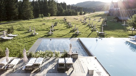 Pools An den fünf Innen- und Außenpools und auf den Frischluftterrassen lauschen Gäste dem Rauschen der mächtigen Tannen.