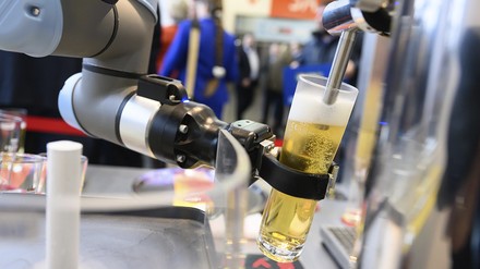 Roboter Roboter der Bier zapft