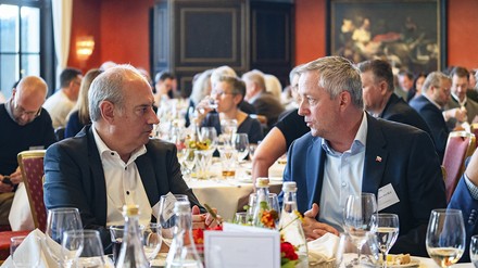 Gäste sprechen am Tisch Diskutiert wurde nicht nur auf der Bühne