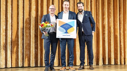 Ehrenpreis der Deutschen Systemgastronomie Jochen Pinsker freute sich gemeinsam mit Ingo Gugisch und Markus Suchert über den Ehrenpreis der Deutschen Systemgastronomie.
