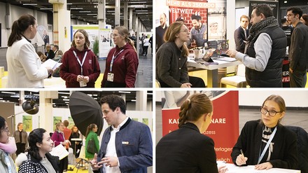 Besucher und Aussteller Besucher und Aussteller der Messe sprechen zusammen