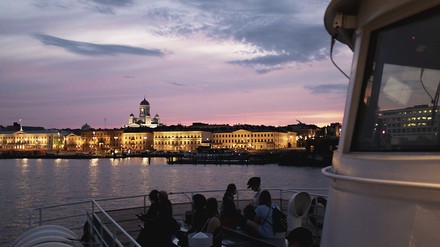 Tallinn und Helsinki Bisher reisen die Pendler von Tallinn und Helsinki per Schiff über den Finnischen Meerbusen