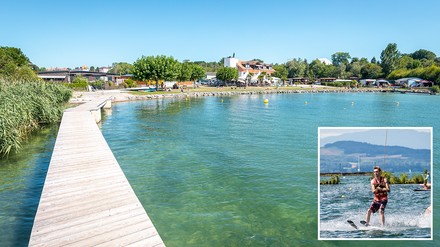 Wasserski Wasserski am Rand des Dorfs Estavayer-le-lac