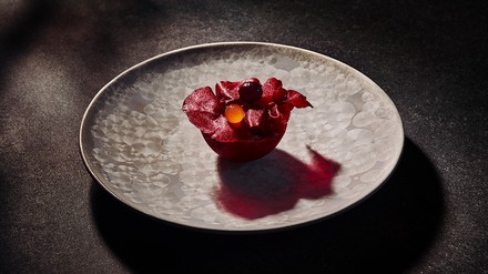 Iced Beetroot und Grilled Apple „Iced Beetroot“ und „Grilled Apple“ sind Beispiele dafür, wie René Frank vom Coda Berlin der Philosophie des Restaurants auch bei den Desserts folgt. Süße und herzhafte Aromen werden auf innovative Weise miteinander kombiniert.