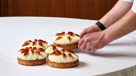 Maxence Barbot interpretiert Klassiker Maxence Barbot interpretiert Klassiker wie Paris-Brest, Saint-Honoré, Flan oder eine wunderbar karamellisierte Tarte Tatin mit Finesse und Ausgewogenheit neu.