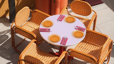 Moxy Auf der Rooftop-Terrasse des Moxy Barcelona tragen knallig bunte Möbel