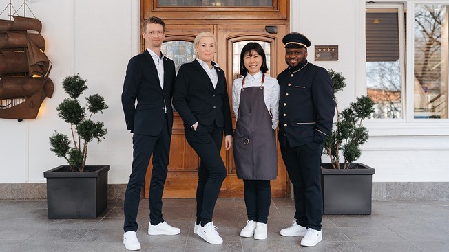 Mann - Frau trägt Haltung