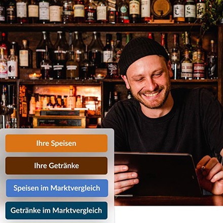Lachender Mann Lachender Mann vor dem Tablet