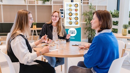 Kaffee und Vending Drei Frauen sitzen in der Mensa und machen eine Kaffeepause