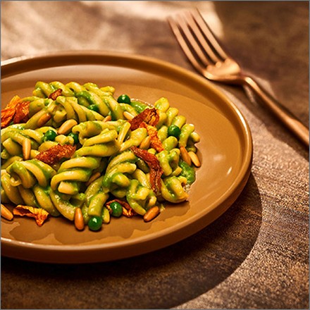Fusilloni Al Bronzo Rezept: Fusilloni Al Bronzo mit Erbsenpüree und Zucchiniblüten