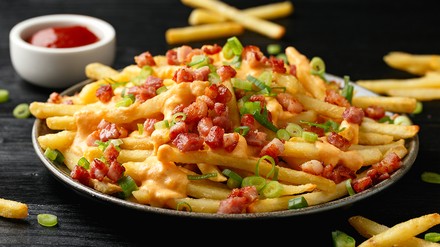 Loaded Fries Knusprige Pommes Frites, kreativ „beladen“