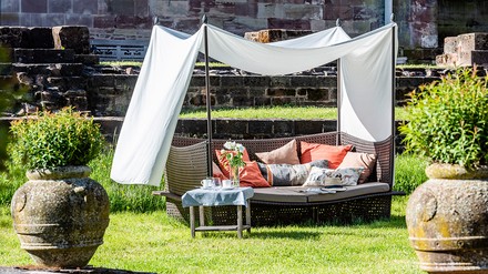 Sitzbank Eine Sitzbank steht zum verweilen im Garten