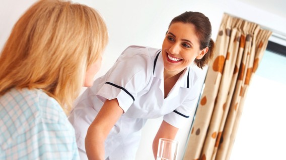 Krankenschwester mit Tablett