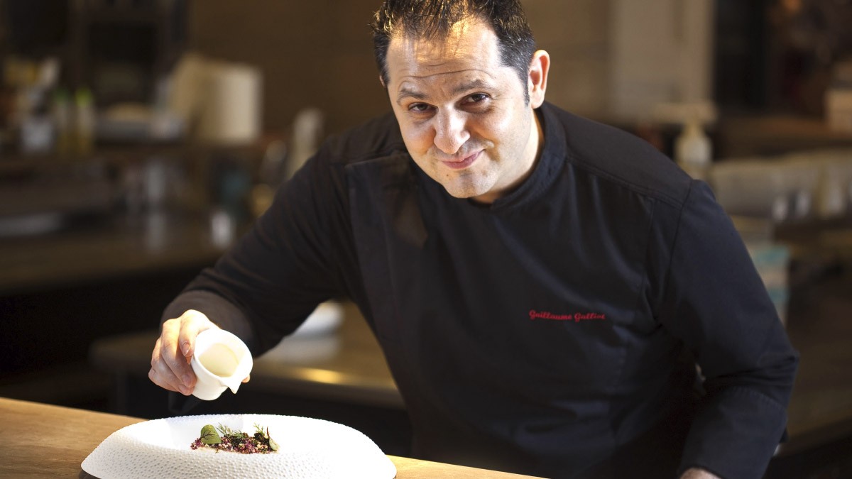 Foto: Four Seasons Hotel Hong Kong
 Koch beim würzen