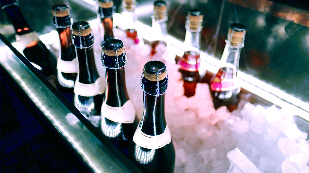 Foto: iStockphoto Sektflaschen im Kühler