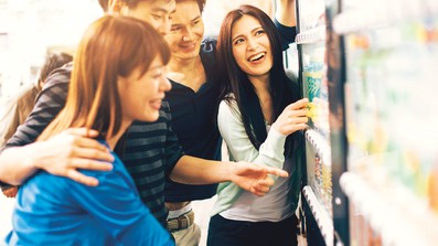 Gruppe vor einem Automaten