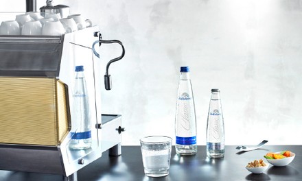 Kaffeemaschine und Adelholzener Kaffeemaschine und Adelholzener