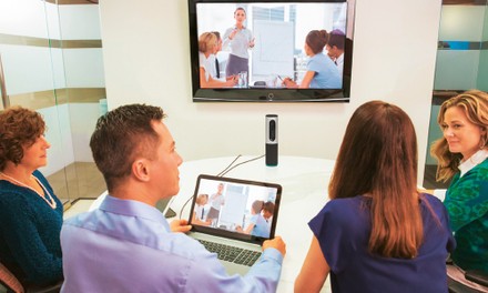 Personen vor Bildschirm Personen vor Bildschirm