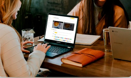 Lachende Frau am Notebook Lachende Frau am Notebook
