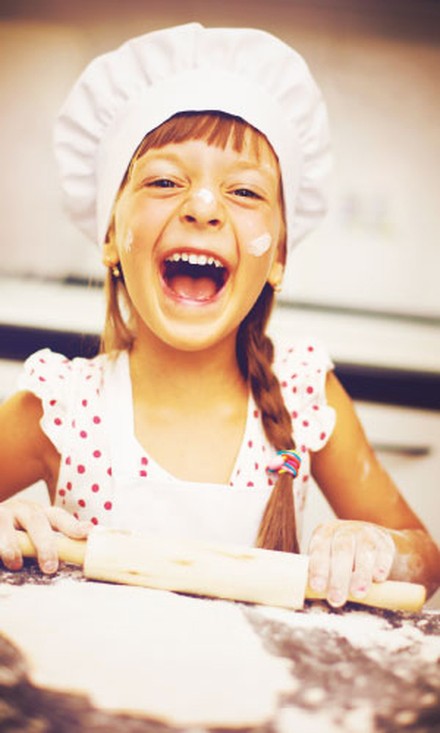 Kleines Mädchen beim Backen Kleines Mädchen beim Backen