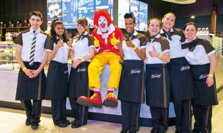 Mitarbeiter von Mc Donalds mit Ronald Mc Donalds Mitarbeiter von Mc Donalds mit Ronald Mc Donalds