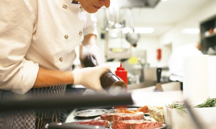 Koch würzt ein Fleisch Koch würzt ein Fleisch
