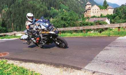 Motorrad fährt Serbentinen hoch Motorrad fährt Serbentinen hoch