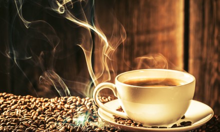 Frischer Kaffee auf frisch gerösteten Kaffeebohnen Frischer Kaffee auf frisch gerösteten Kaffeebohnen