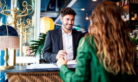 Mann an der Rezeption Mann an der Rezeption