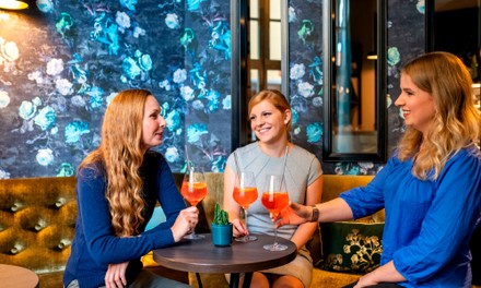 Drei Frauen beim Aperitiv Drei Frauen beim Aperitiv