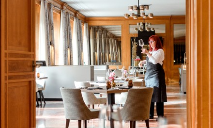 Servicekraft beim Eindecken Servicekraft beim Eindecken