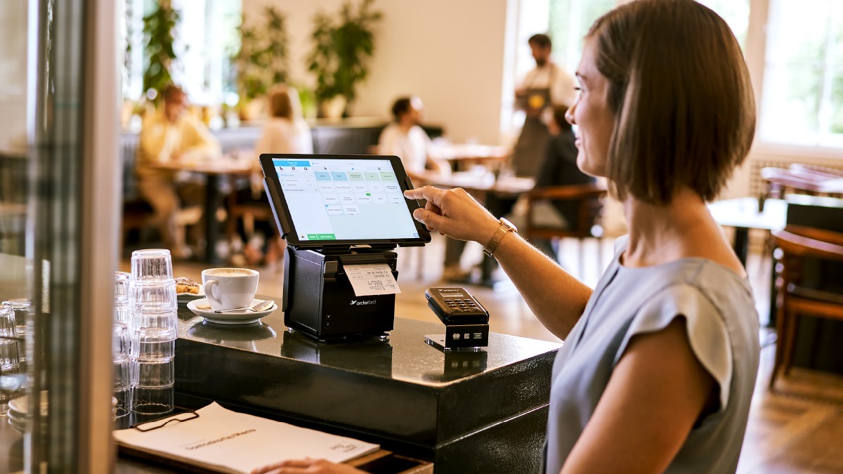 Foto: Orderbird Frau tippt am Orderbird