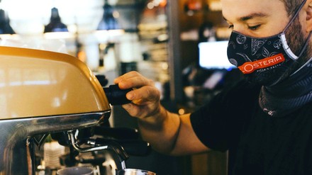Mann an der Kaffeemaschine von LOsteria Mann an der Kaffeemaschine von LOsteria