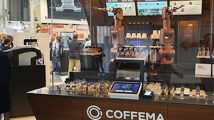 Zwei Roboter an der Kaffeemaschine Zwei Roboter an der Kaffeemaschine