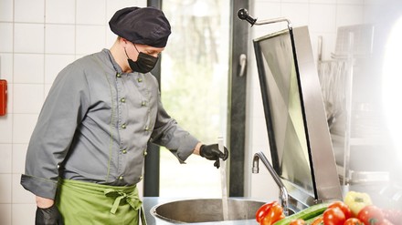 Ein Koch kocht essen im Kipper Ein Koch kocht essen im Kipper