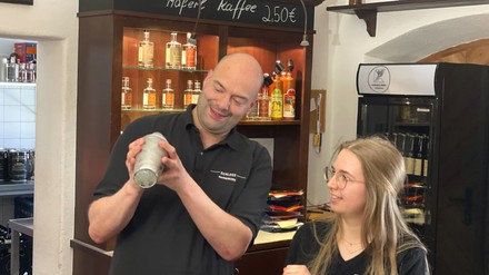 Beim Cocktailkurs dürfen die Auszubildenden dem Profi-Bartender über die Schulter und in den Shaker schauen. Beim Cocktailkurs dürfen die Auszubildenden dem Profi-Bartender über die Schulter und in den Shaker schauen.